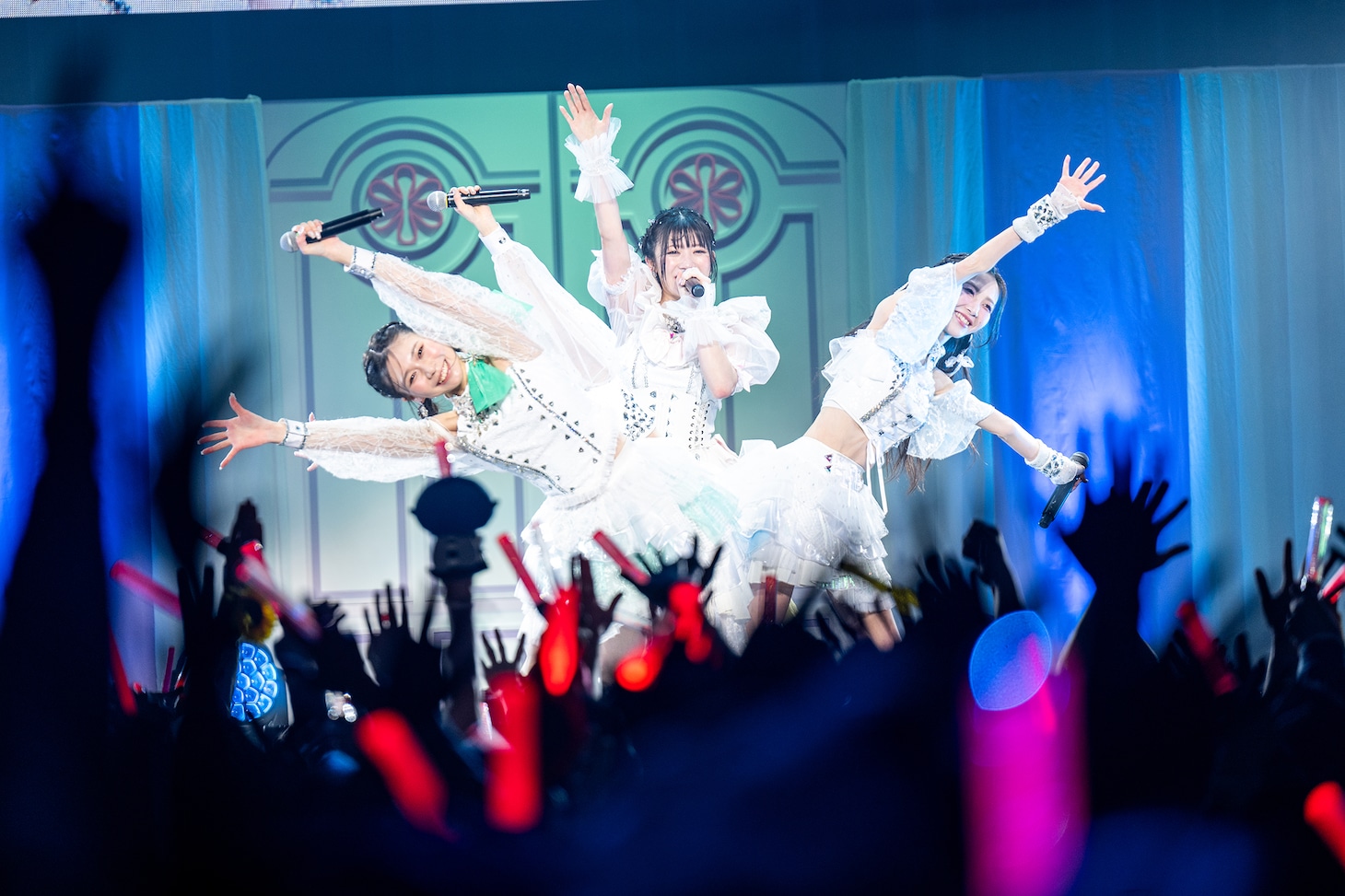 鉄板曲「おんなじキモチ」を披露する東京女子流。