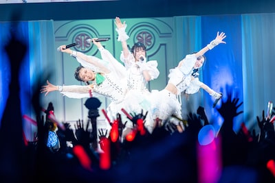 鉄板曲「おんなじキモチ」を披露する東京女子流。