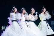 純白のドレスで歌う東京女子流。