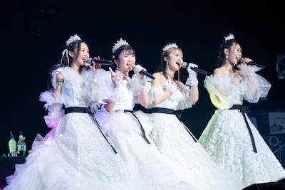 純白のドレスで歌う東京女子流。