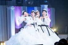 「東京女子流 LAST LIVE ～*キセキの物語*～」の様子。純白のドレスで抱き合う山邊未夢、新井ひとみ、中江友梨、庄司芽生（左から）。