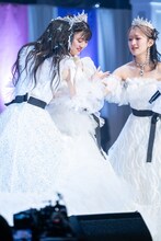 なかなか手紙の封を開けられない新井ひとみ（中央）のお世話をする姉さんたち。