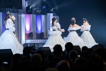 涙で手紙が読めなくなった庄司芽生（右端）に駆け寄る新井ひとみ、中江友梨と遠くで見守る山邊未夢（左端）。