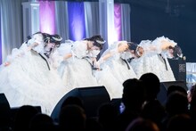 手をつないでお辞儀する東京女子流。