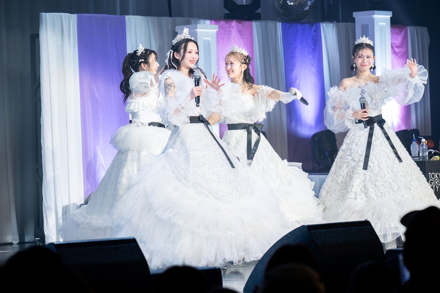 ステージを去る東京女子流。