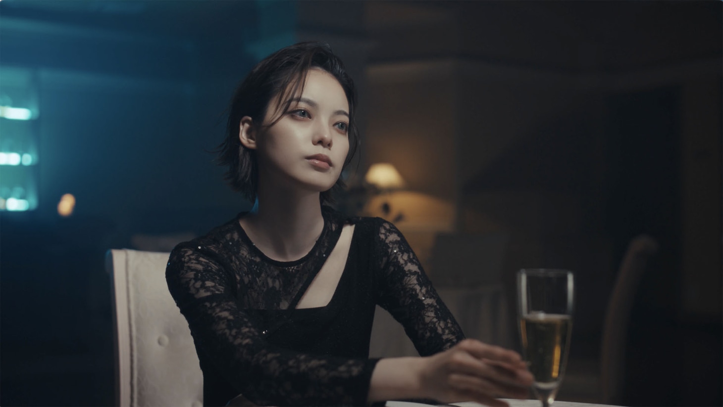 平手友梨奈「Kill or Kiss」MVより。