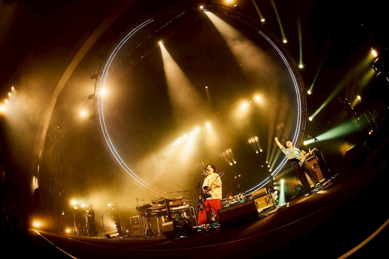 マカロニえんぴつ「マカロックツアーvol.21 ～心を覗いてシラけるより、ことばのシワだけ増やしてゆけ篇～」沖縄コンベンションセンター劇場棟公演の様子。（撮影：酒井ダイスケ）