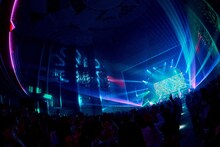 マカロニえんぴつ「マカロックツアーvol.21 ～心を覗いてシラけるより、ことばのシワだけ増やしてゆけ篇～」沖縄コンベンションセンター劇場棟公演より「カーペット夜想曲」パフォーマンスの様子。（撮影：酒井ダイスケ）