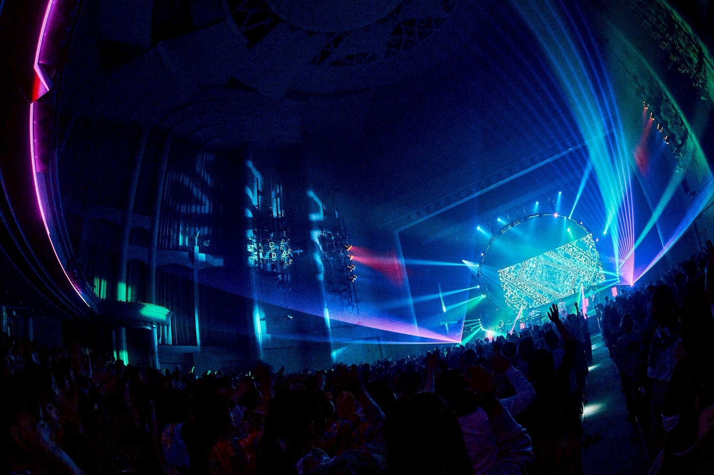 マカロニえんぴつ「マカロックツアーvol.21 ～心を覗いてシラけるより、ことばのシワだけ増やしてゆけ篇～」沖縄コンベンションセンター劇場棟公演より「カーペット夜想曲」パフォーマンスの様子。（撮影：酒井ダイスケ）