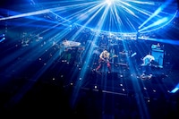 マカロニえんぴつ「マカロックツアーvol.21 ～心を覗いてシラけるより、ことばのシワだけ増やしてゆけ篇～」沖縄コンベンションセンター劇場棟公演より「月へ行こう」パフォーマンスの様子。（撮影：酒井ダイスケ）