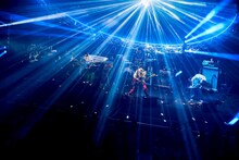 マカロニえんぴつ「マカロックツアーvol.21 ～心を覗いてシラけるより、ことばのシワだけ増やしてゆけ篇～」沖縄コンベンションセンター劇場棟公演より「月へ行こう」パフォーマンスの様子。（撮影：酒井ダイスケ）