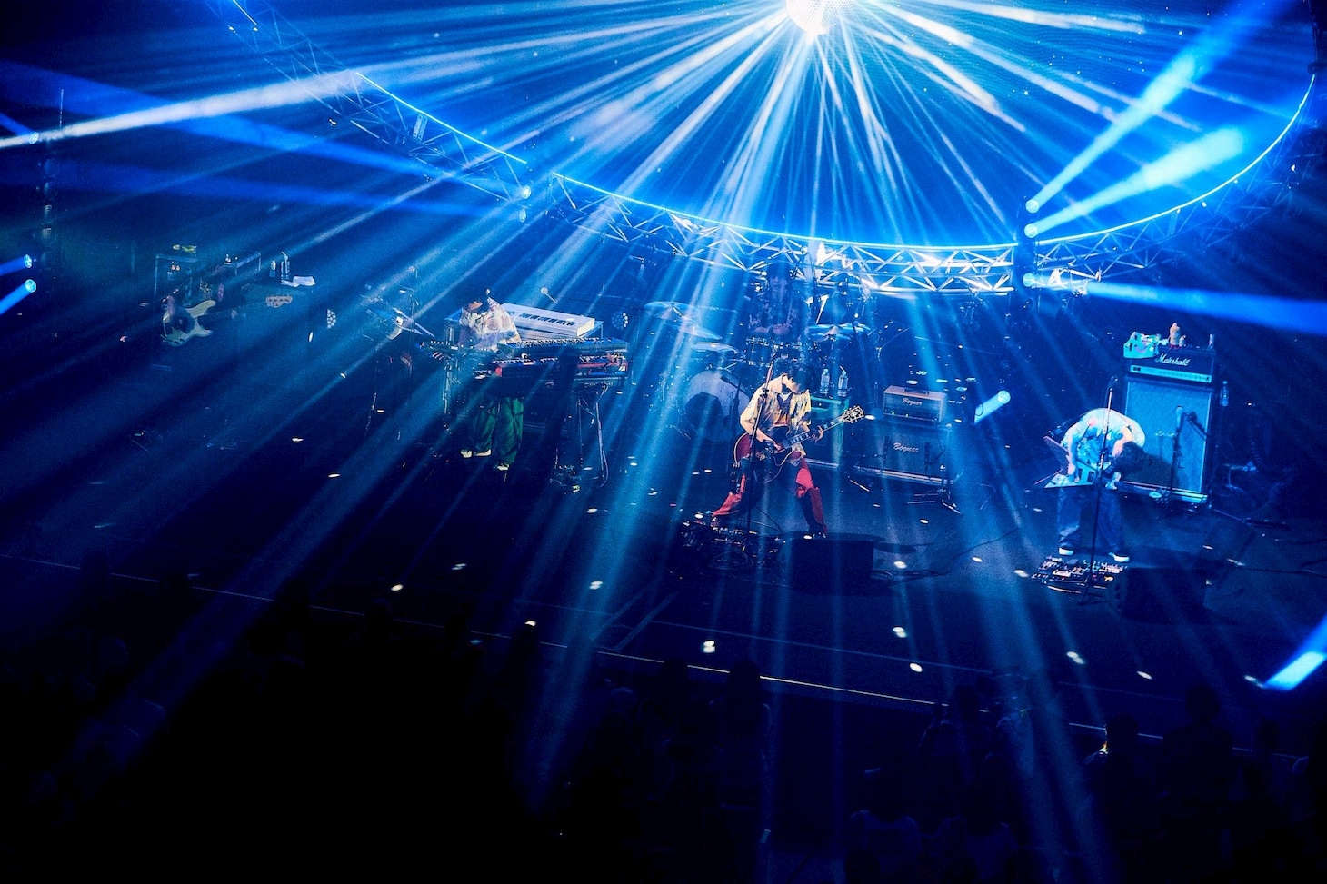 マカロニえんぴつ「マカロックツアーvol.21 ～心を覗いてシラけるより、ことばのシワだけ増やしてゆけ篇～」沖縄コンベンションセンター劇場棟公演より「月へ行こう」パフォーマンスの様子。（撮影：酒井ダイスケ）