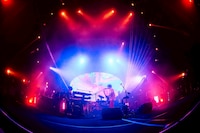 マカロニえんぴつ「マカロックツアーvol.21 ～心を覗いてシラけるより、ことばのシワだけ増やしてゆけ篇～」沖縄コンベンションセンター劇場棟公演の様子。（撮影：酒井ダイスケ）