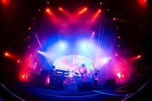 マカロニえんぴつ「マカロックツアーvol.21 ～心を覗いてシラけるより、ことばのシワだけ増やしてゆけ篇～」沖縄コンベンションセンター劇場棟公演の様子。（撮影：酒井ダイスケ）