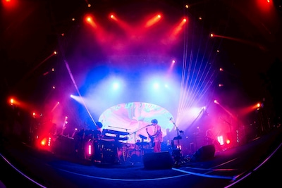 マカロニえんぴつ「マカロックツアーvol.21 ～心を覗いてシラけるより、ことばのシワだけ増やしてゆけ篇～」沖縄コンベンションセンター劇場棟公演の様子。（撮影：酒井ダイスケ）