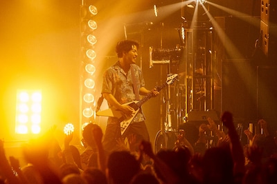 田辺由明（G, Cho）（撮影：酒井ダイスケ）