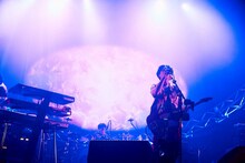 マカロニえんぴつ「マカロックツアーvol.21 ～心を覗いてシラけるより、ことばのシワだけ増やしてゆけ篇～」沖縄コンベンションセンター劇場棟公演の様子。（撮影：酒井ダイスケ）