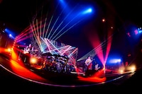 マカロニえんぴつ「マカロックツアーvol.21 ～心を覗いてシラけるより、ことばのシワだけ増やしてゆけ篇～」沖縄コンベンションセンター劇場棟公演の様子。（撮影：酒井ダイスケ）