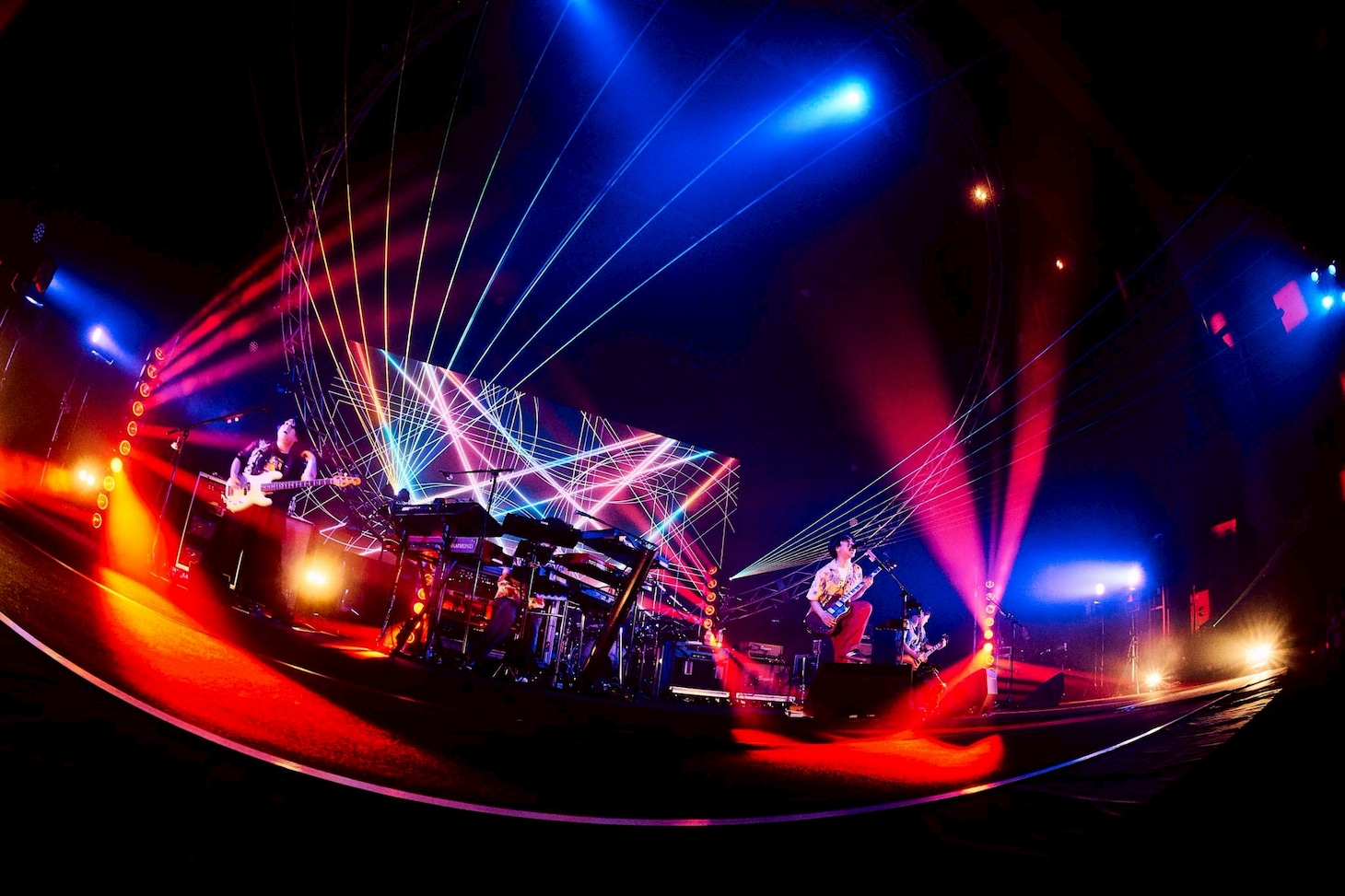 マカロニえんぴつ「マカロックツアーvol.21 ～心を覗いてシラけるより、ことばのシワだけ増やしてゆけ篇～」沖縄コンベンションセンター劇場棟公演の様子。（撮影：酒井ダイスケ）