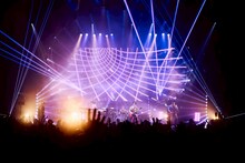 マカロニえんぴつ「マカロックツアーvol.21 ～心を覗いてシラけるより、ことばのシワだけ増やしてゆけ篇～」沖縄コンベンションセンター劇場棟公演の様子。（撮影：酒井ダイスケ）