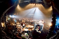 マカロニえんぴつ「マカロックツアーvol.21 ～心を覗いてシラけるより、ことばのシワだけ増やしてゆけ篇～」沖縄コンベンションセンター劇場棟公演の様子。（撮影：酒井ダイスケ）