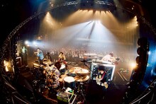 マカロニえんぴつ「マカロックツアーvol.21 ～心を覗いてシラけるより、ことばのシワだけ増やしてゆけ篇～」沖縄コンベンションセンター劇場棟公演の様子。（撮影：酒井ダイスケ）