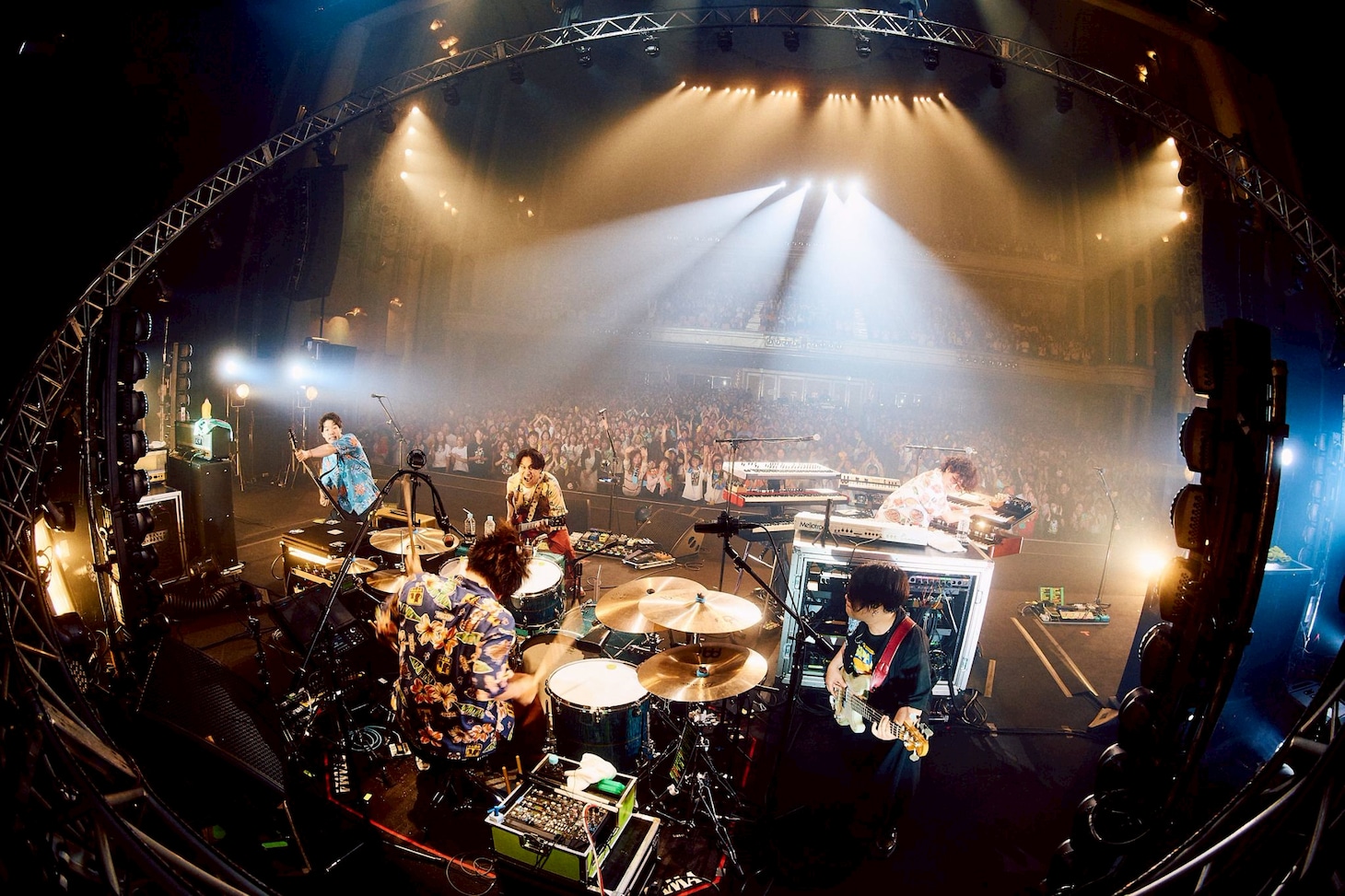 マカロニえんぴつ「マカロックツアーvol.21 ～心を覗いてシラけるより、ことばのシワだけ増やしてゆけ篇～」沖縄コンベンションセンター劇場棟公演の様子。（撮影：酒井ダイスケ）