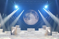 氷川きよしが「限界突破×サバイバー」「BE THE LIGHT」を披露するスタジオセット。日本テレビ系の新音楽番組「夜の音 -TOKYO MIDNIGHT MUSIC-」初回放送より。