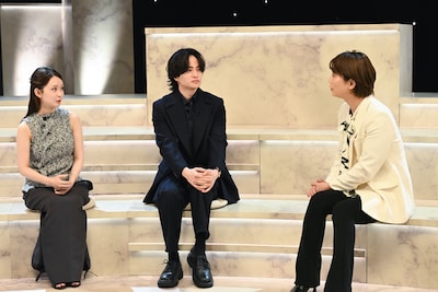 左から畑芽育、timelesz菊池風磨、氷川きよし。日本テレビ系の新音楽番組「夜の音 -TOKYO MIDNIGHT MUSIC-」初回放送より。