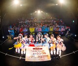 観客と一緒に記念撮影をするPalette Parade。（撮影：真島洸）