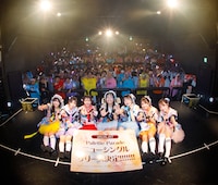 観客と一緒に記念撮影をするPalette Parade。（撮影：真島洸）