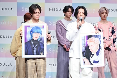 過去の髪型を振り返る佐野雄大と西洸人。