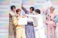 メンバーたちにマイクを向けられる尾崎匠海。