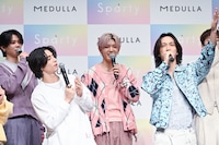 バースデーサプライズにそわそわする髙塚大夢。