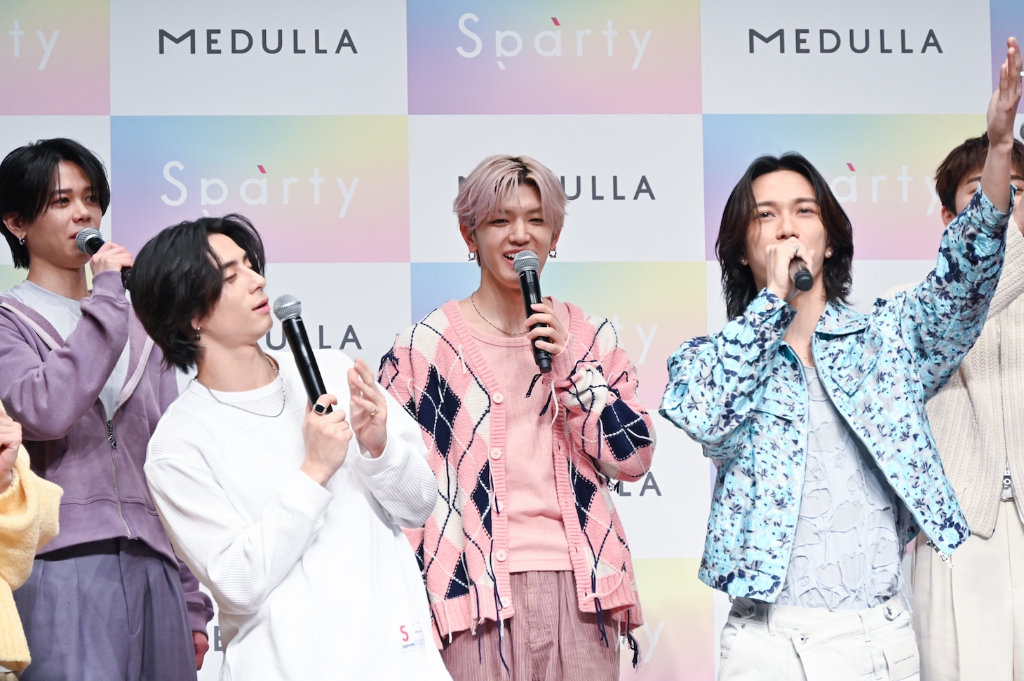 バースデーサプライズにそわそわする髙塚大夢。