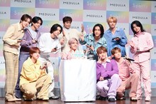 髙塚大夢の誕生日を祝うINIのメンバーたち。