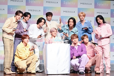 髙塚大夢の誕生日を祝うINIのメンバーたち。