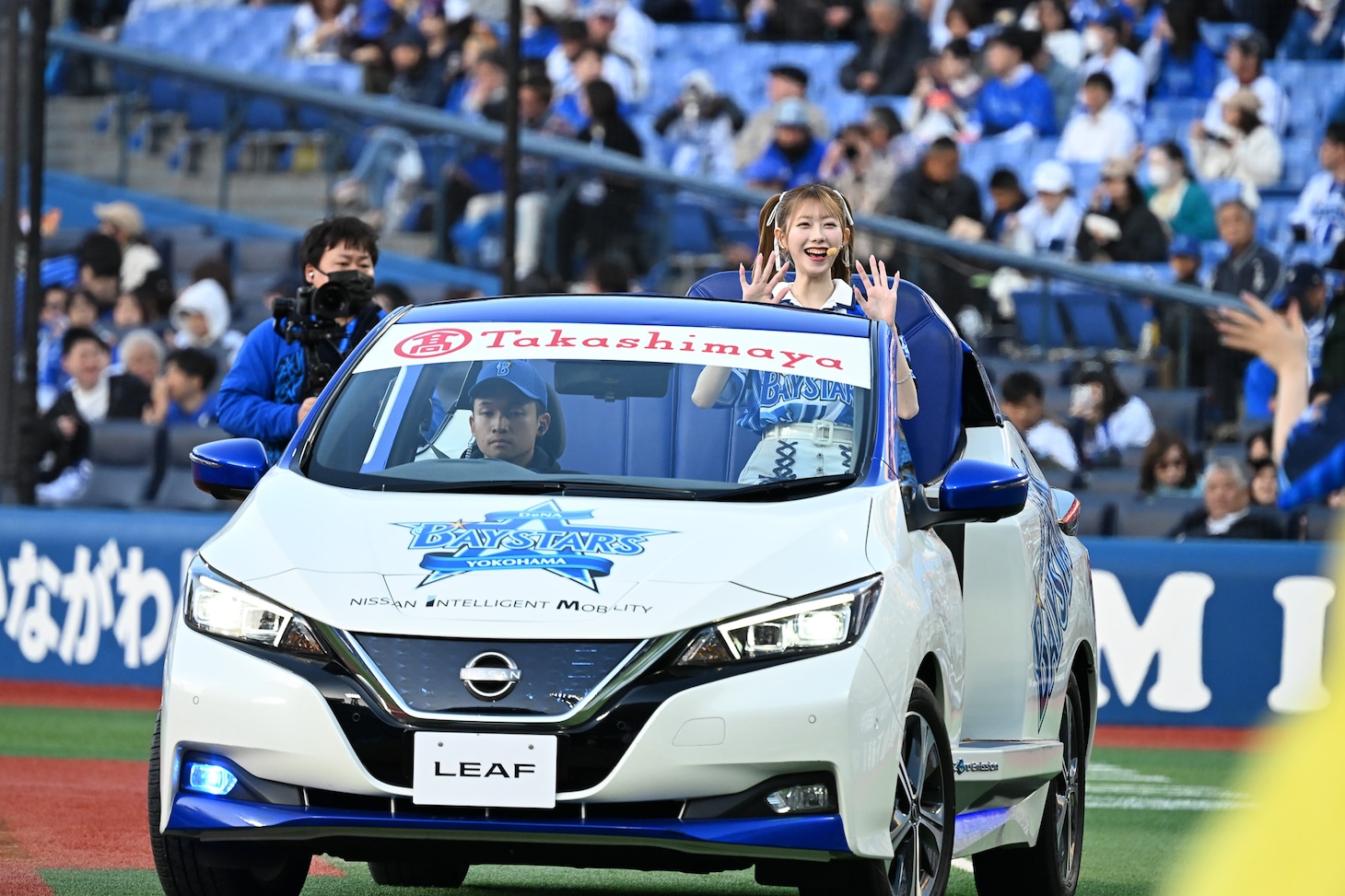 リリーフカーでハマスタに登場した千葉恵里（AKB48）。