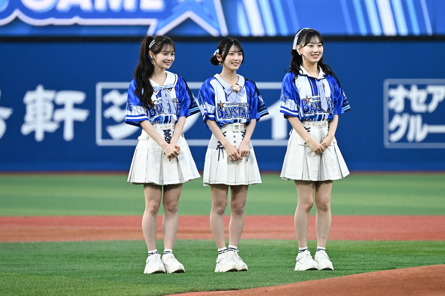 千葉恵里の投球を見守る伊藤百花、佐藤綺星、徳永羚海（AKB48）。