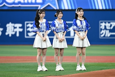 千葉恵里の投球を見守る伊藤百花、佐藤綺星、徳永羚海（AKB48）。