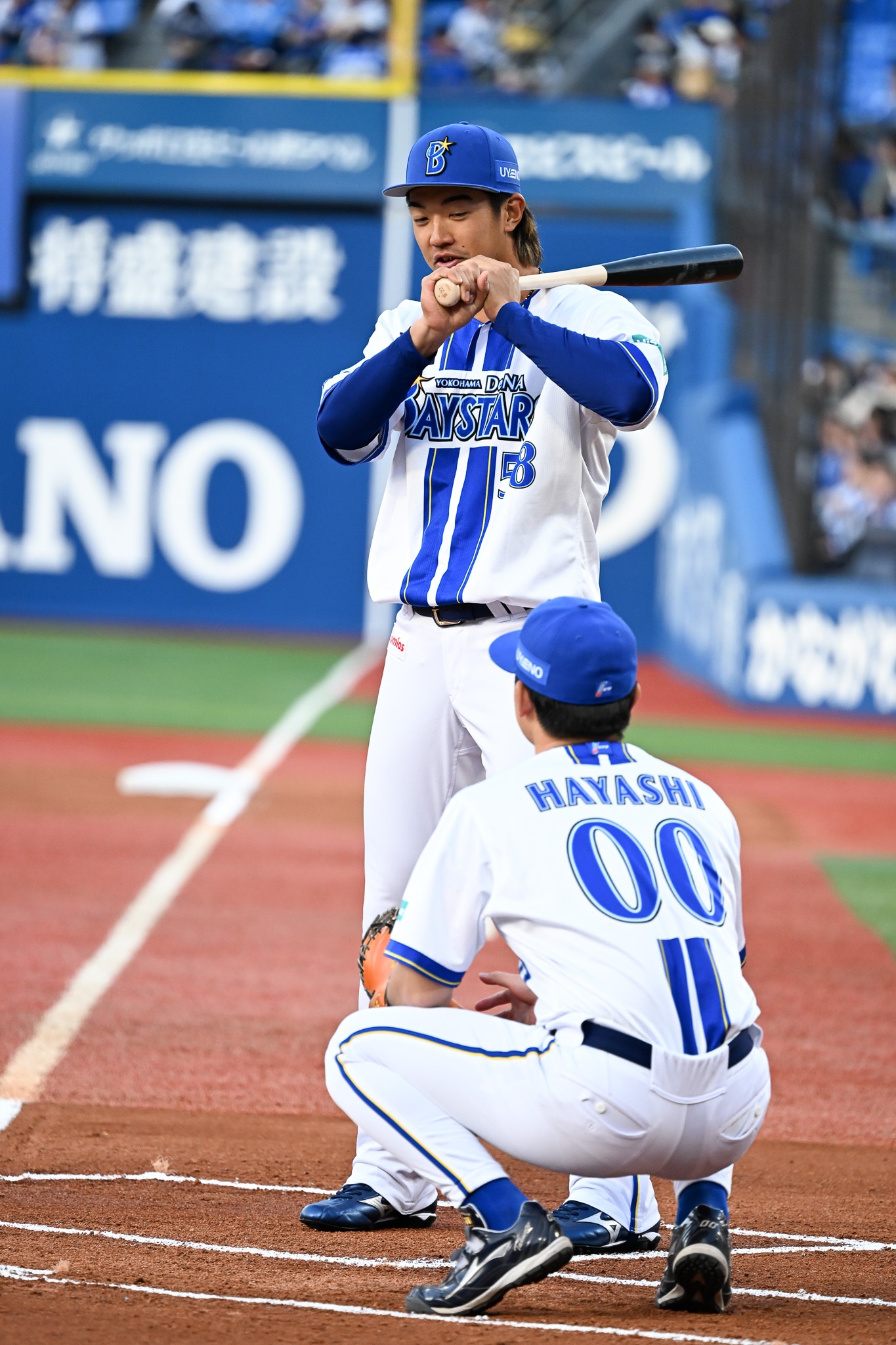 セレモニアルピッチのバッターボックスに入る梶原昂希選手と、キャッチャーを務めた林琢真選手。