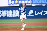横浜DeNAベイスターズのセレモニアルピッチで構えに入る千葉恵里（AKB48）。