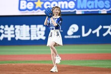 横浜DeNAベイスターズのセレモニアルピッチで構えに入る千葉恵里（AKB48）。