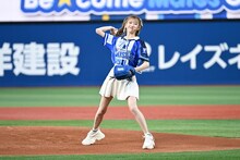 横浜DeNAベイスターズのセレモニアルピッチで投球する千葉恵里（AKB48）。