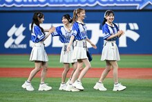 セレモニアルピッチを終えて仲間たちに迎えられた千葉恵里（AKB48 / 右から2人目）。