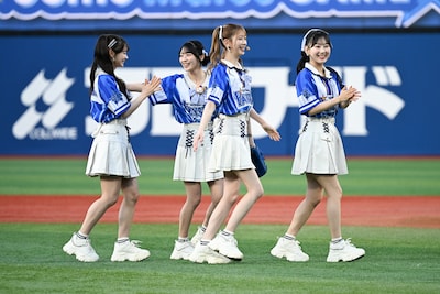 セレモニアルピッチを終えて仲間たちに迎えられた千葉恵里（AKB48 / 右から2人目）。