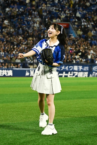 横浜DeNAベイスターズのイニング間イベント「ズッバーン！NICE PITCHING」に挑戦する徳永羚海（AKB48）。