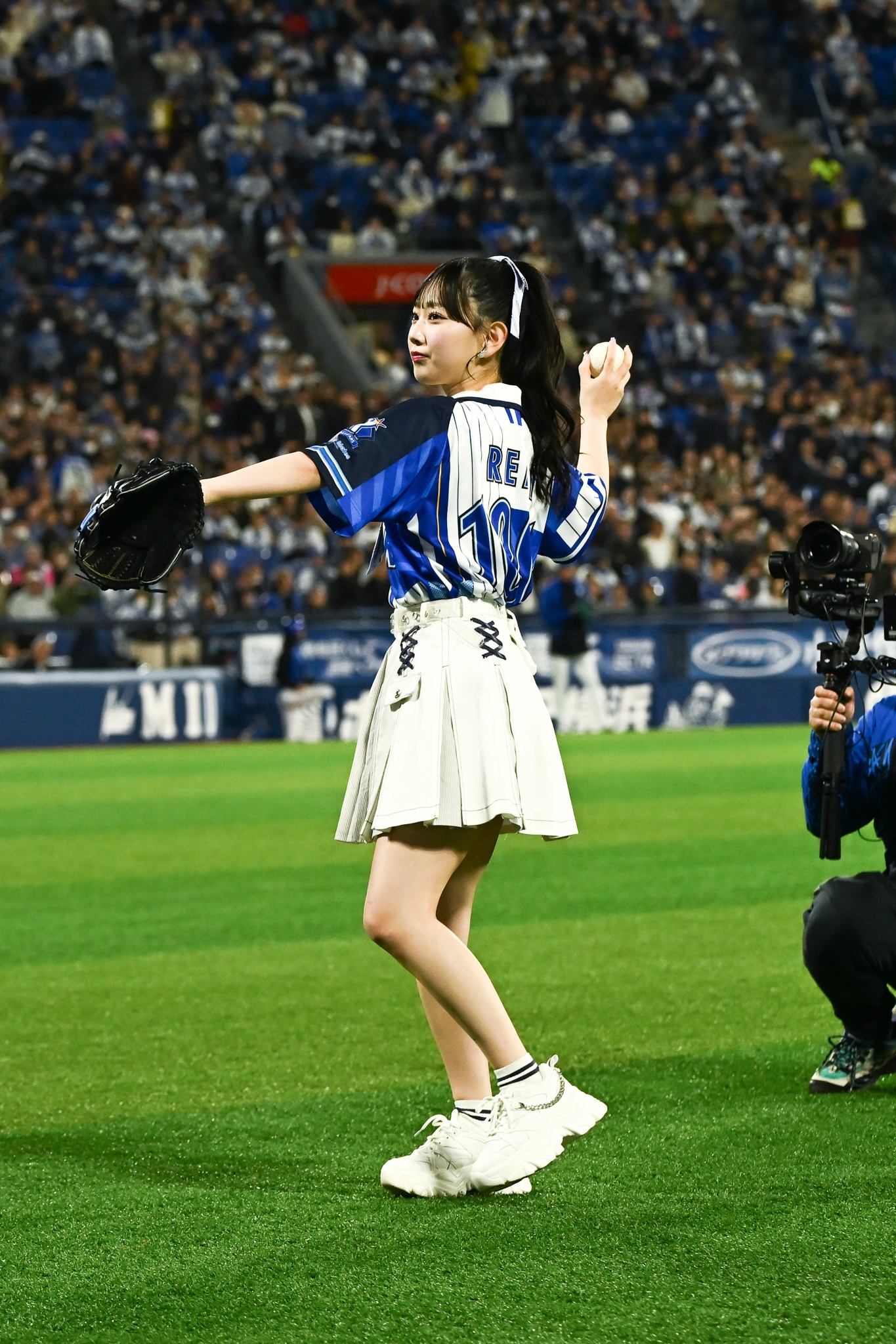 横浜DeNAベイスターズのイニング間イベント「ズッバーン！NICE PITCHING」に挑戦する徳永羚海（AKB48）。