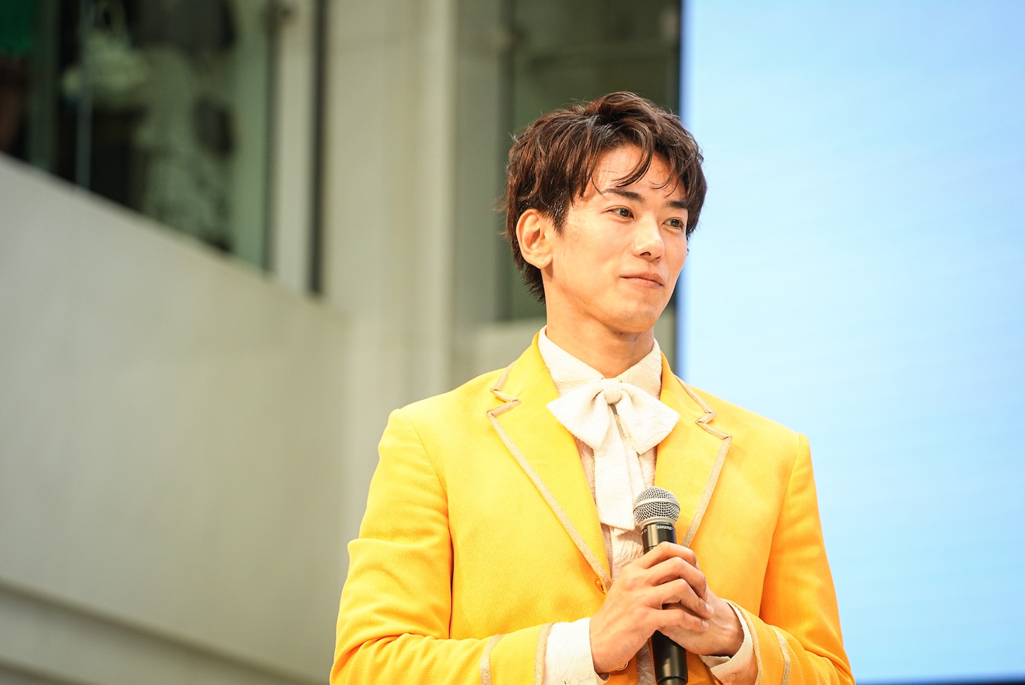 喜びを噛みしめるじん。