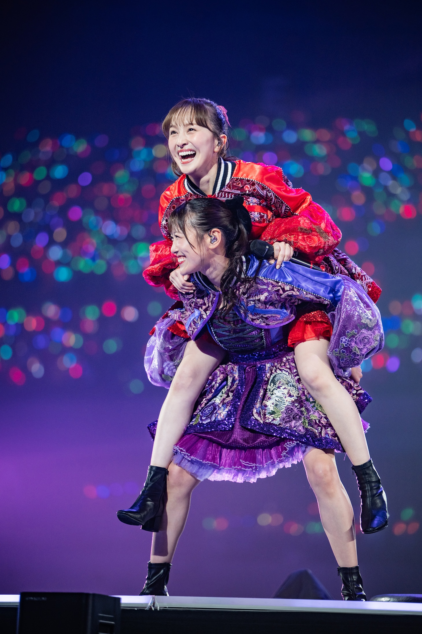 「バッタマン」で百田夏菜子（上）をおんぶする高城れに（下）。